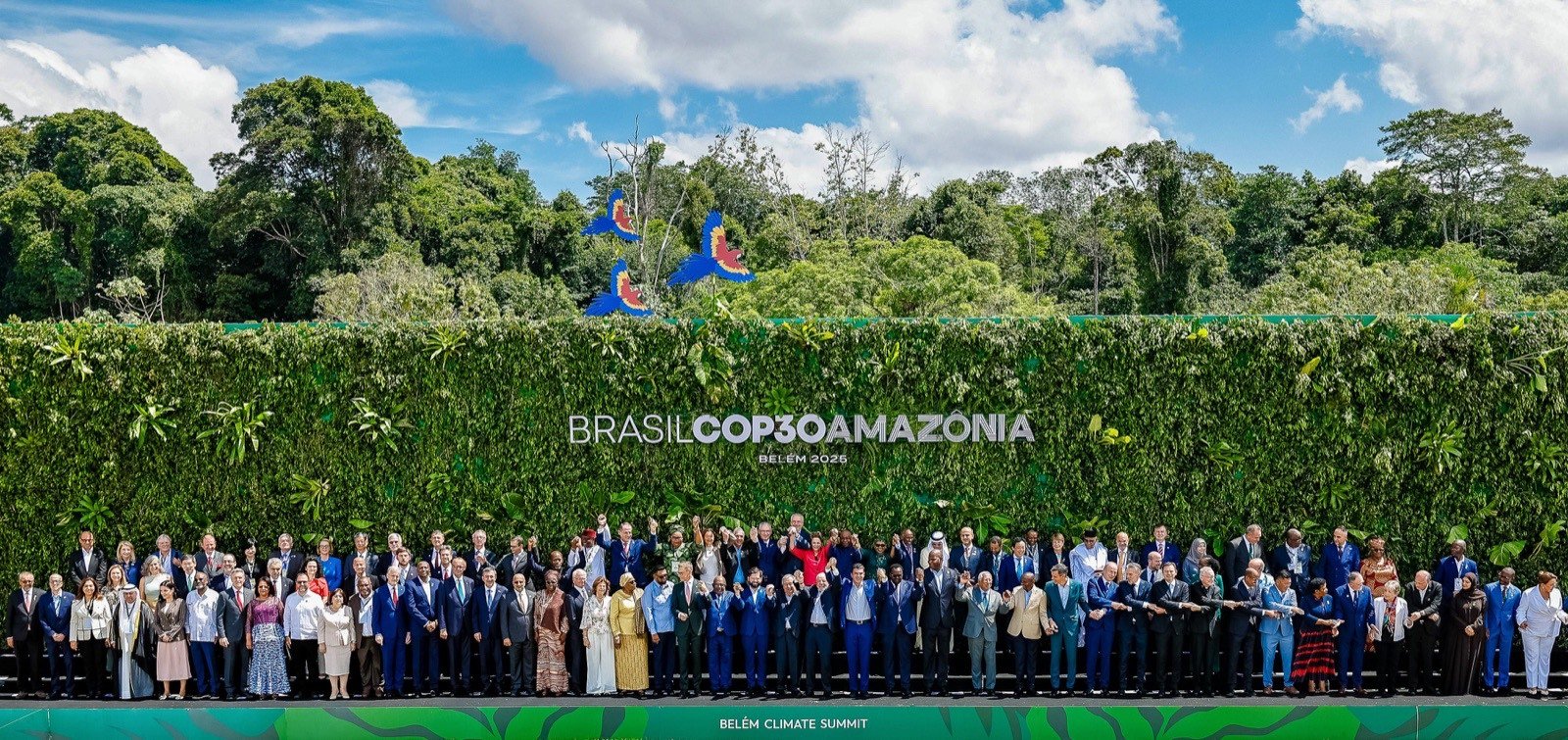 Chefes de Estado na foto oficial da COP30 em Belém, com o letreiro "Brasil COP30 Amazônia" (Foto: Ricardo Stuckert/PR, Wikimedia Commons, CC BY-SA 4.0)