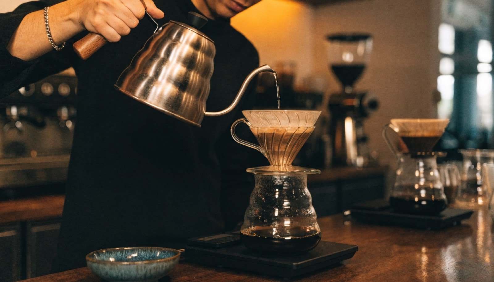Barista preparando café no balcão