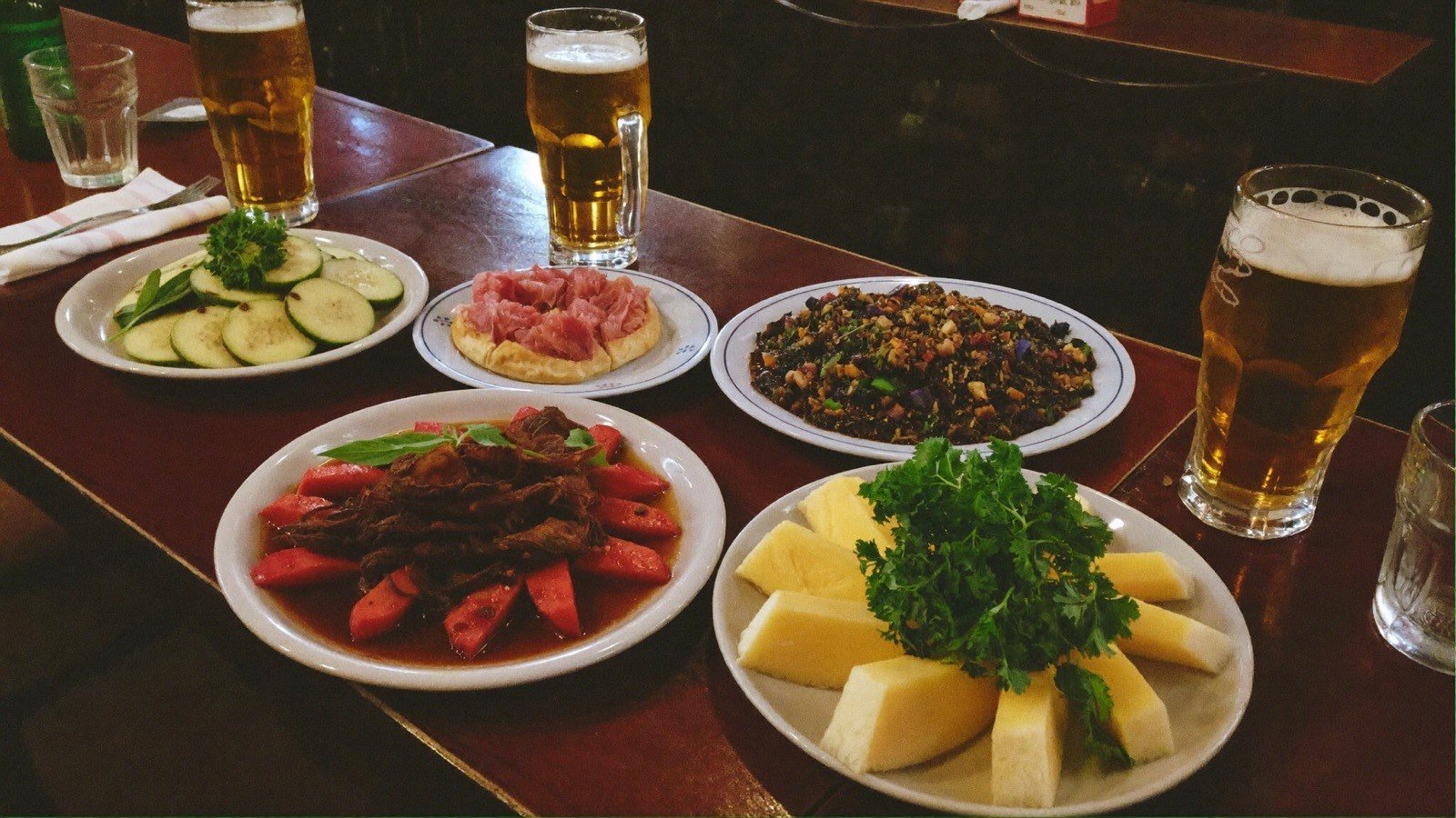 Mesa de boteco mineiro com petiscos e chope gelado