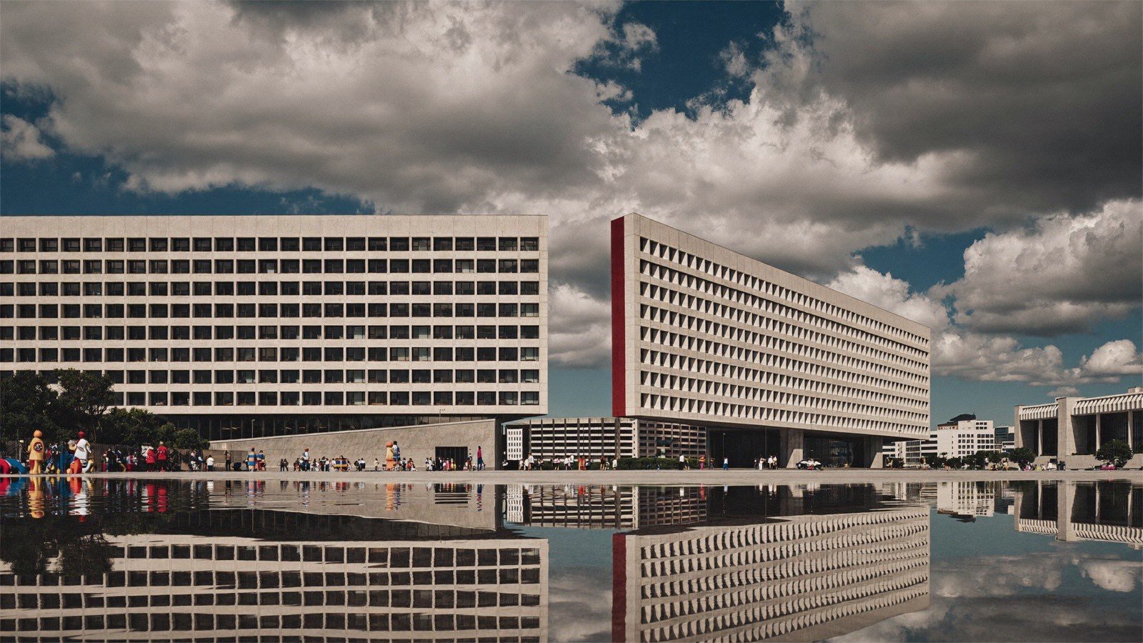 Prédios do Plano Piloto de Brasília refletidos em espelho de água
