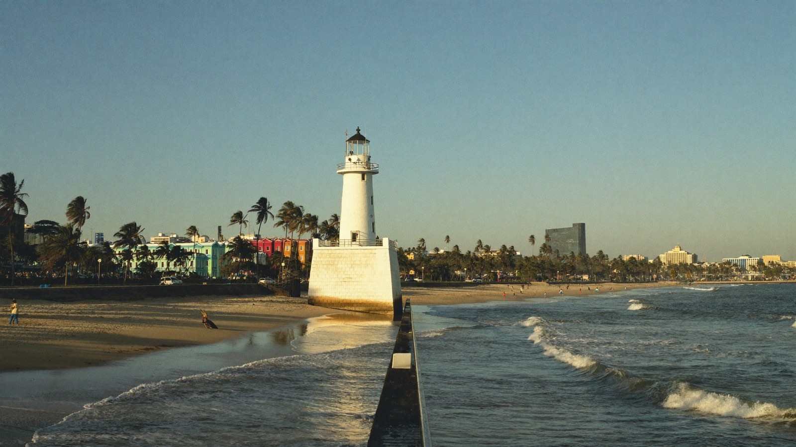 Farol da Barra e praia em Salvador ao entardecer