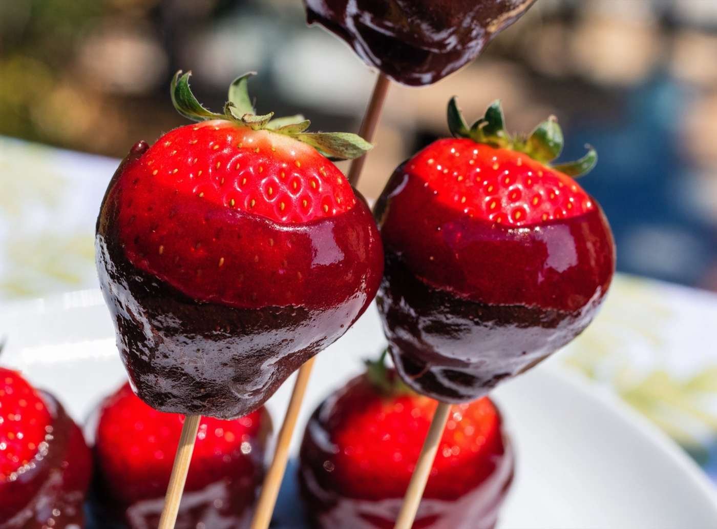 Morangos do amor em espetos, com recheio de brigadeiro e casquinha vermelha crocante (imagem ilustrativa)