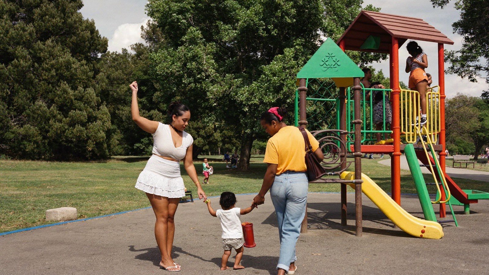 Crianças brincando em playground de parque público