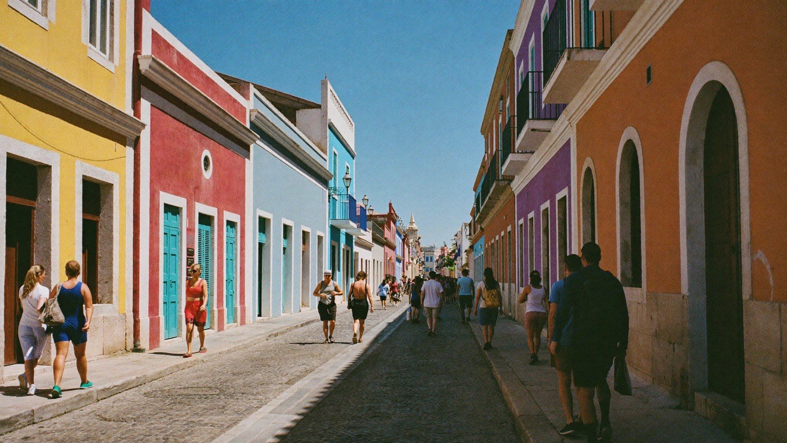 Casarios coloridos em cidade histórica da Bahia