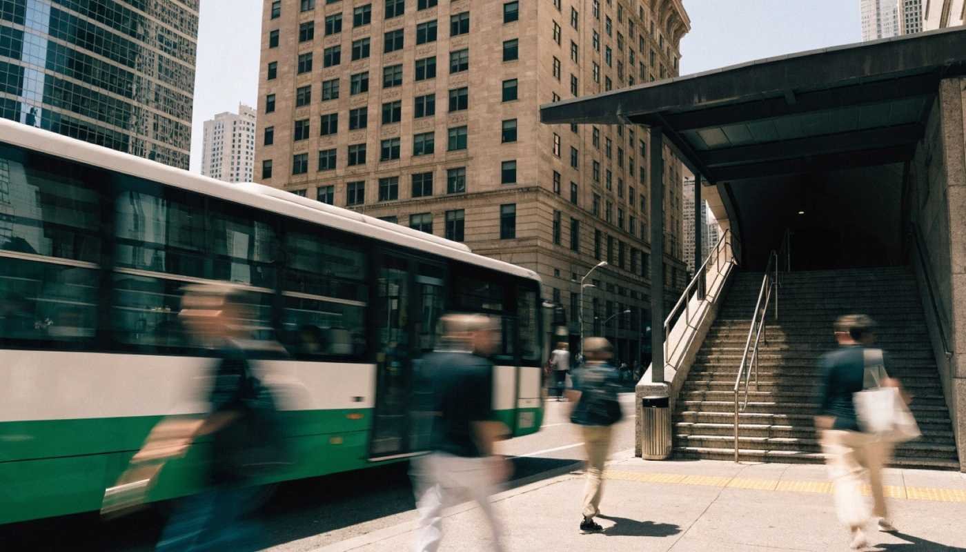 Ônibus e estação de metrô em São Paulo