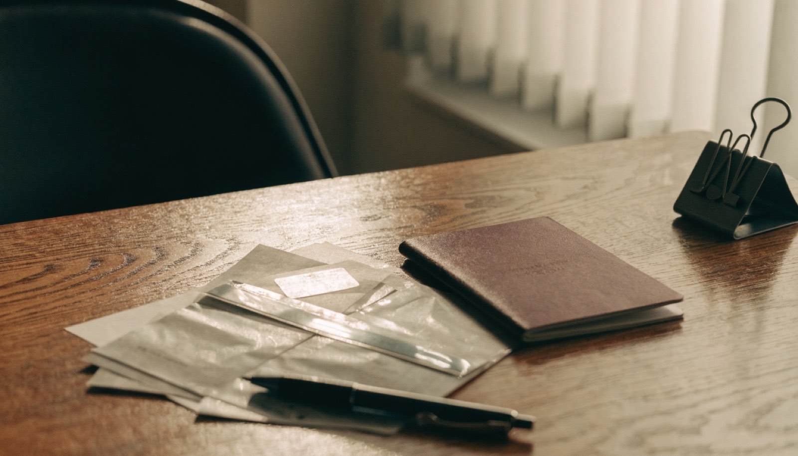 Passaporte e documentos de viagem sobre uma mesa