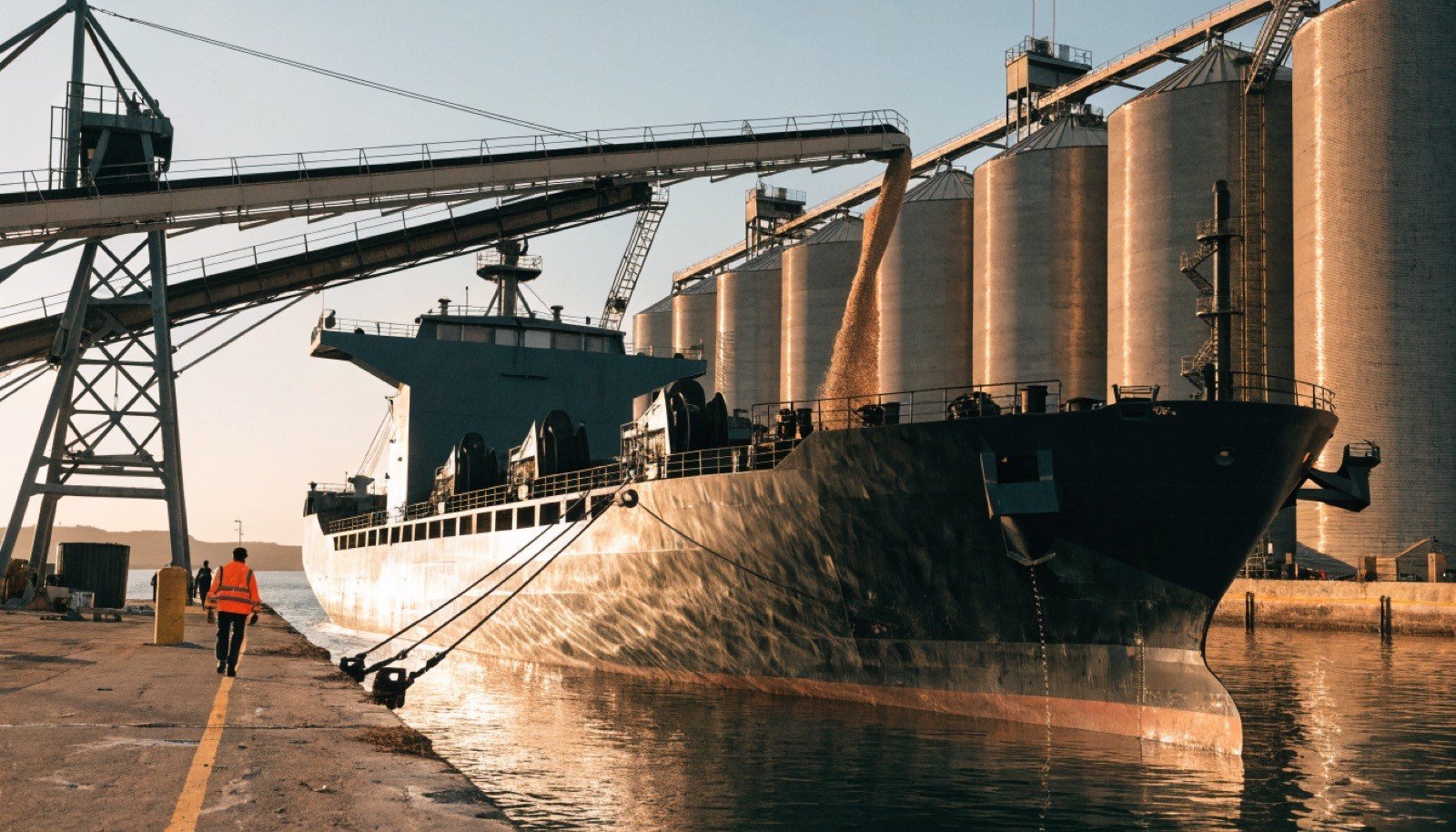 Porto graneleiro com navio de exportação
