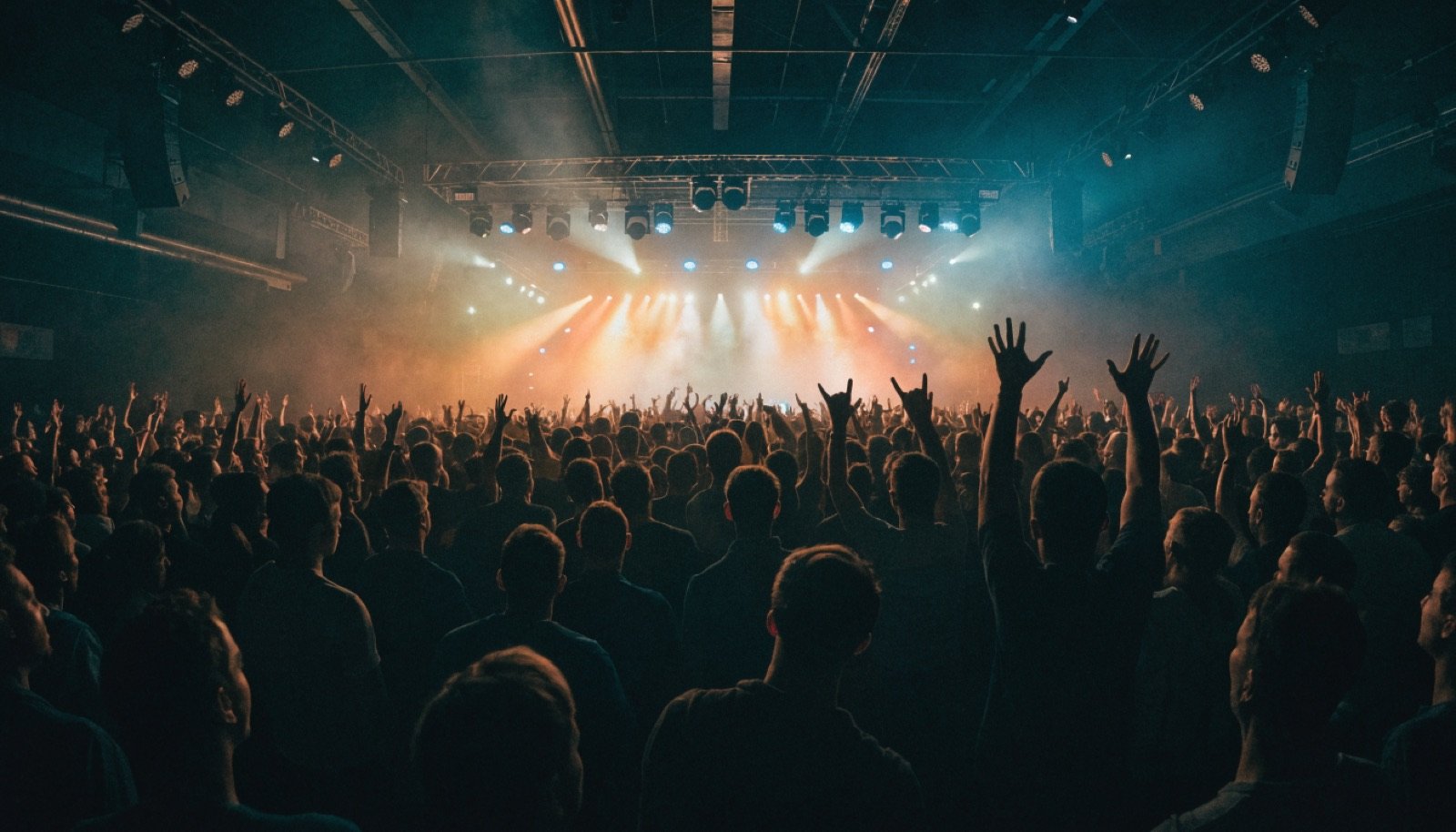 Show com multidão e luzes de palco