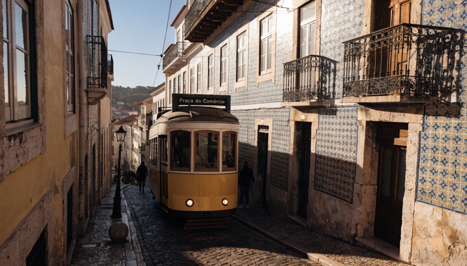 Bonde histórico em rua de paralelepípedos no bairro da Alfama, em Lisboa