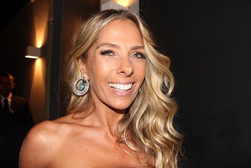 Adriane Galisteu, apresentadora de A Fazenda 18, sorrindo em evento em São Paulo (Foto: Renan Katayama/Wikimedia Commons, CC BY-SA 2.0)