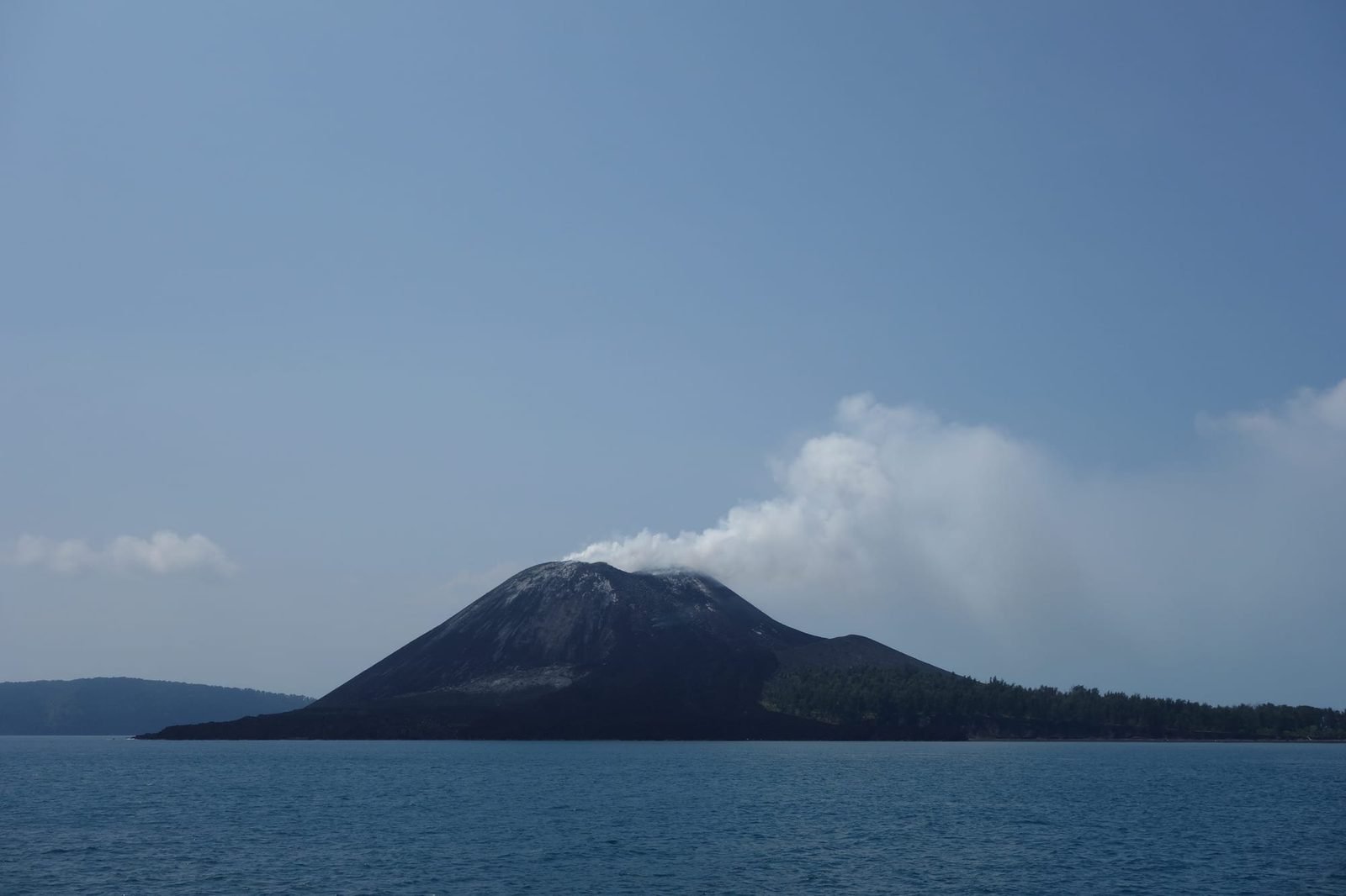 Vulcão Anak Krakatau soltando fumaça, visto do mar no Estreito de Sunda, em 2013 (Foto: Lord Mountbatten/Wikimedia Commons, CC BY-SA 3.0)