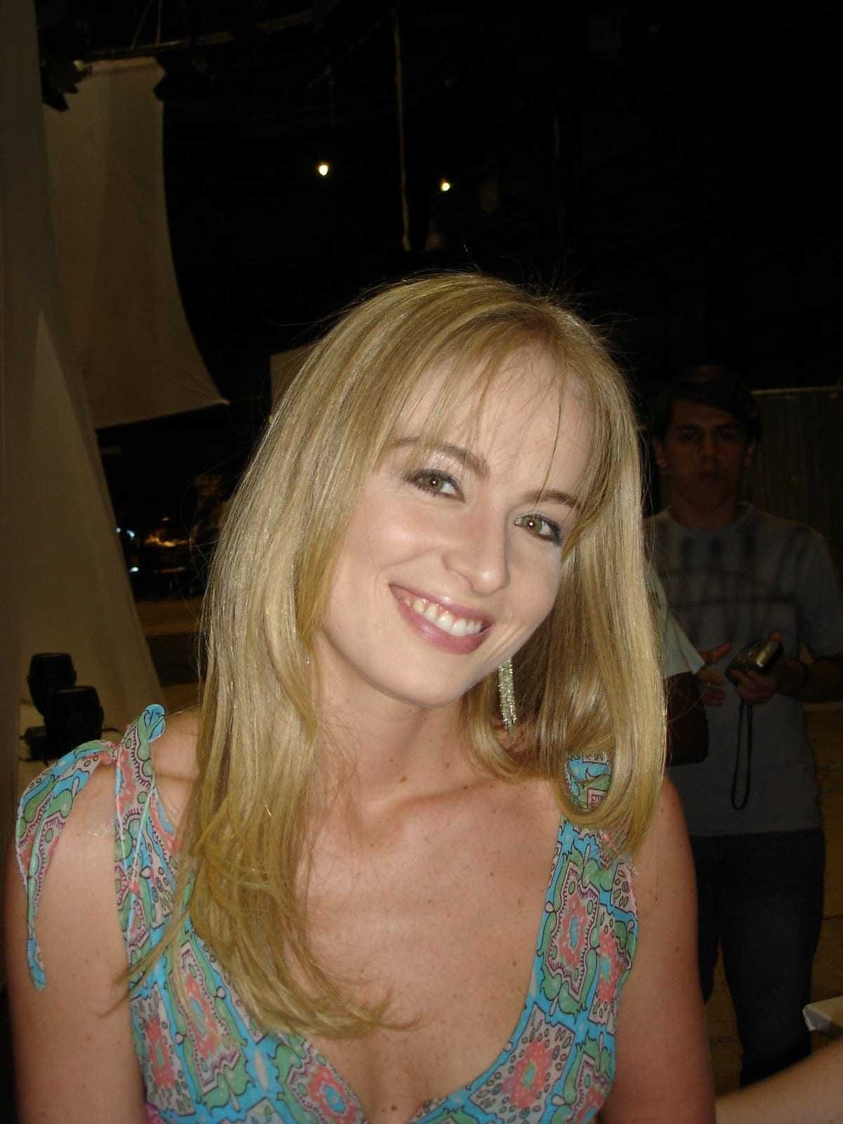 Apresentadora Angélica sorrindo nos bastidores de um estúdio de TV, em 2007 (Foto: Roberto Silva/Wikimedia Commons, CC BY-SA 3.0)