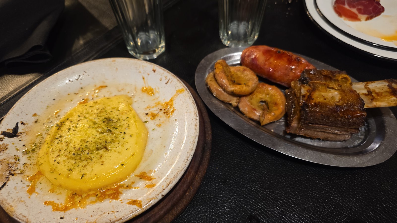 Provoleta, chorizo, chinchulines e costela de um asado argentino tradicional (Foto: Horacio Cambeiro/Wikimedia Commons, CC BY 3.0)