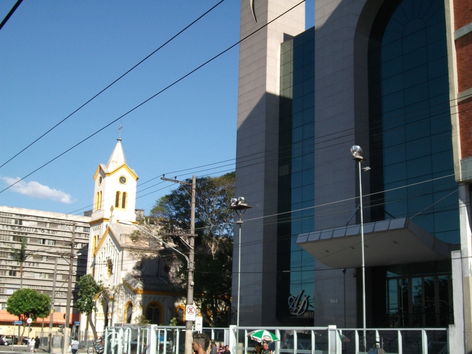 Igreja histórica e prédio moderno na Avenida Celso Garcia, em São Paulo