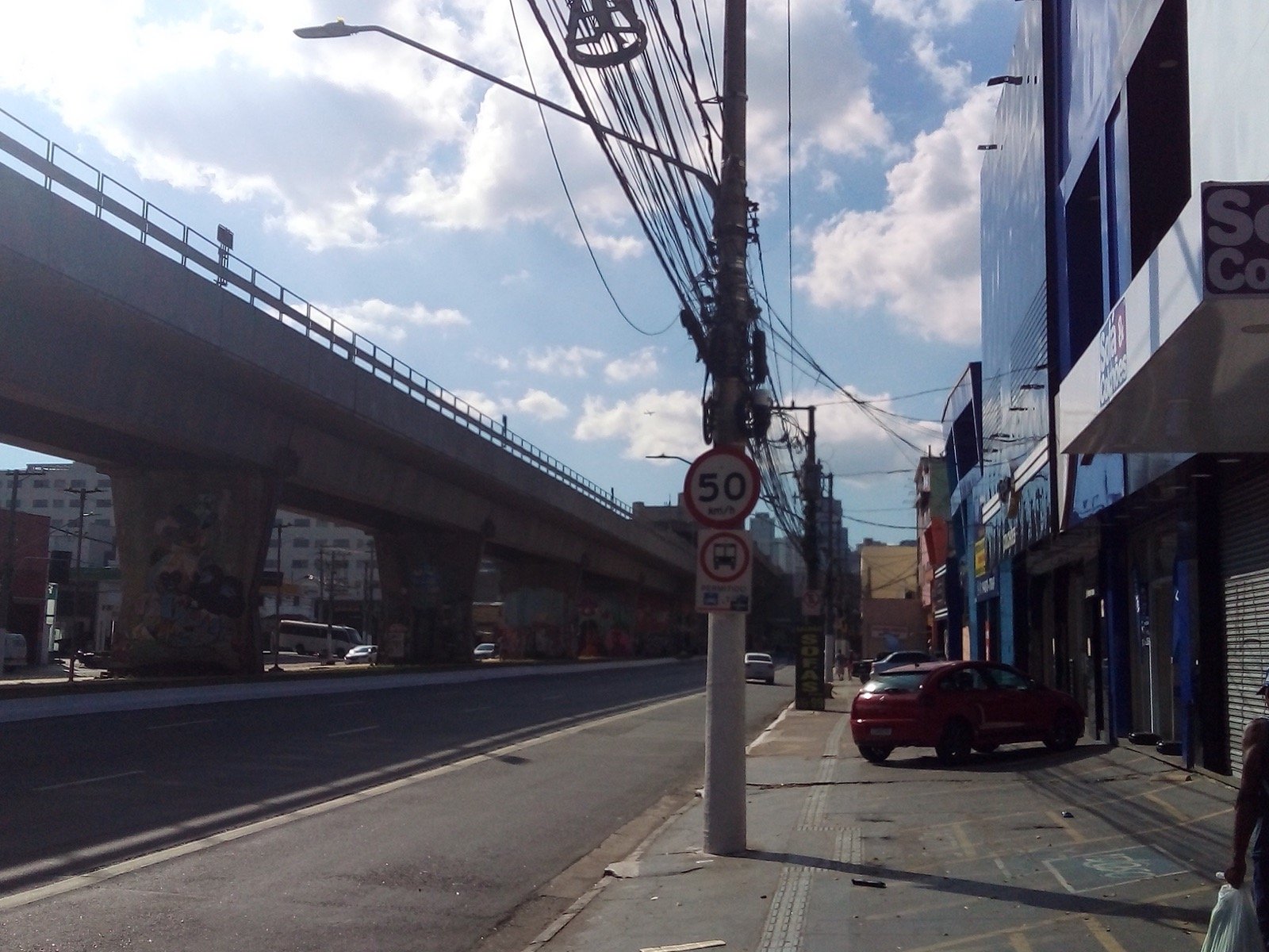 Avenida Cruzeiro do Sul, na zona norte de São Paulo, com o viaduto e comércios ao longo da via
