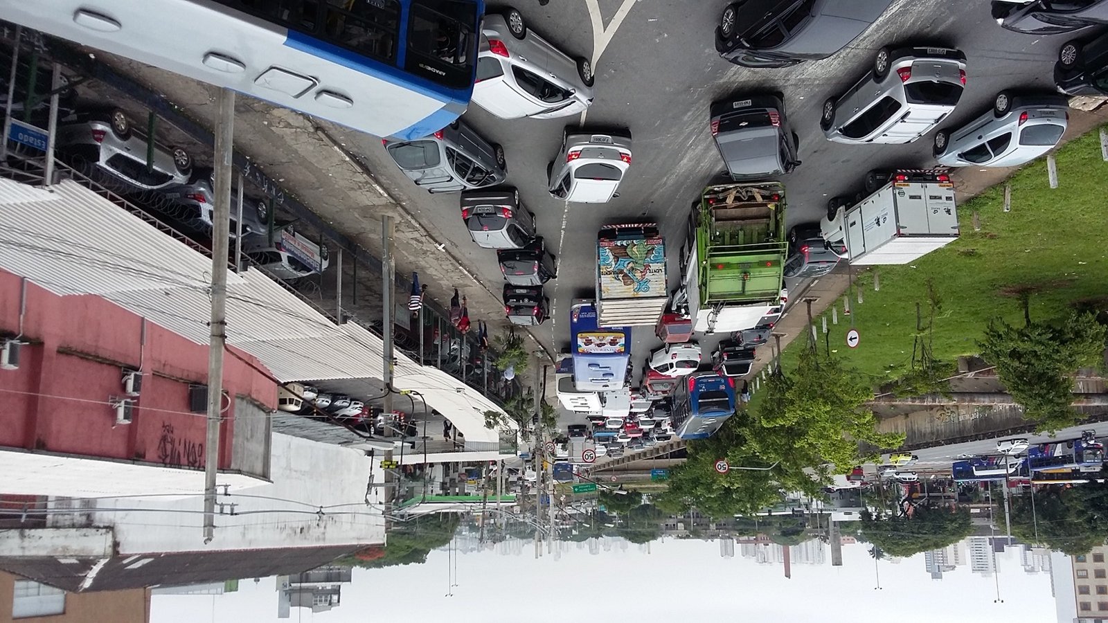 Avenida do Estado, em São Paulo, com trânsito intenso de carros, ônibus e caminhões