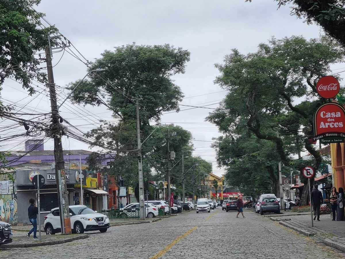 Avenida Manoel Ribas, rua dos restaurantes do bairro Santa Felicidade, em Curitiba (Foto: Fronteira/Wikimedia Commons, CC BY-SA 4.0)
