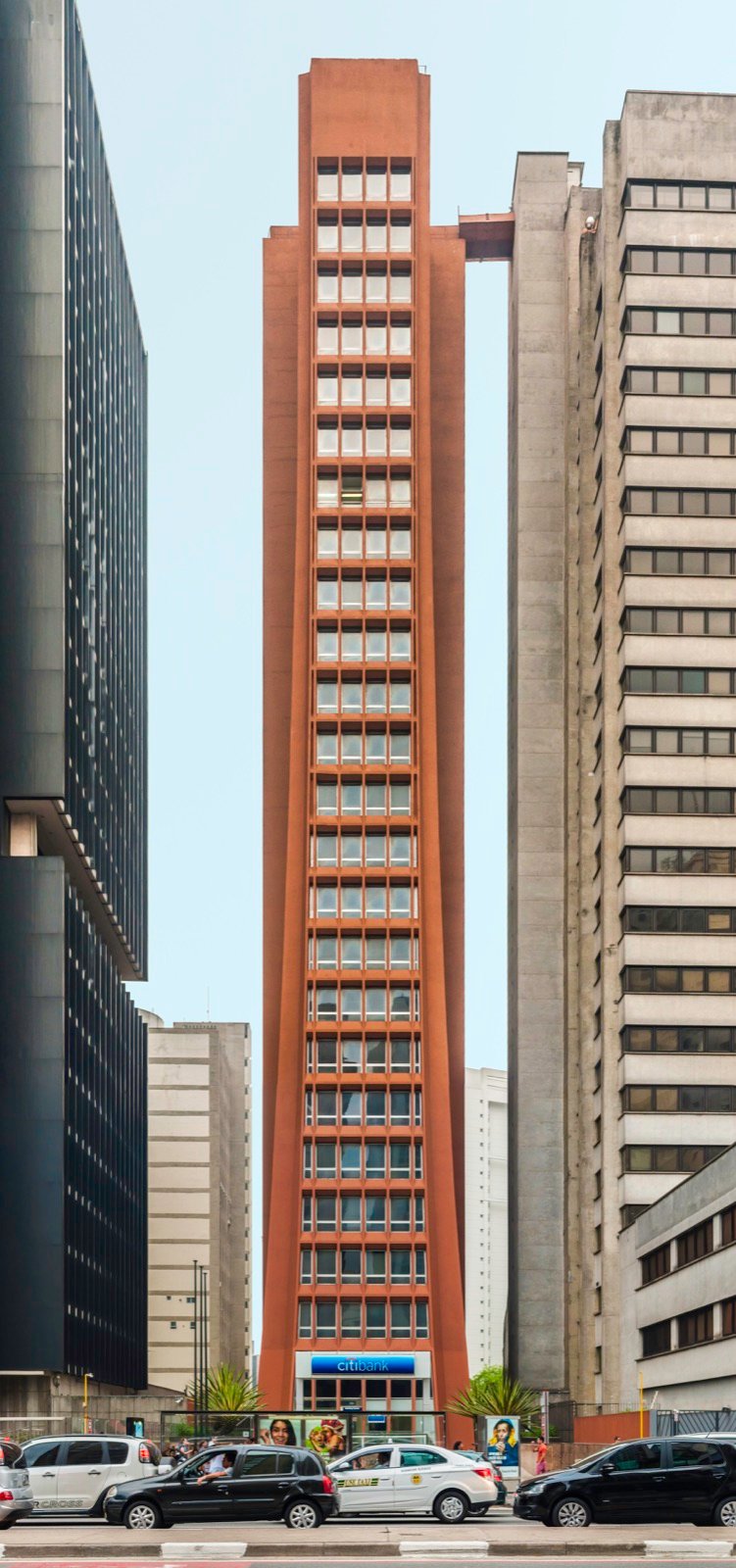 Prédio na Avenida Paulista com fachada inclinada e agência do Citibank no térreo