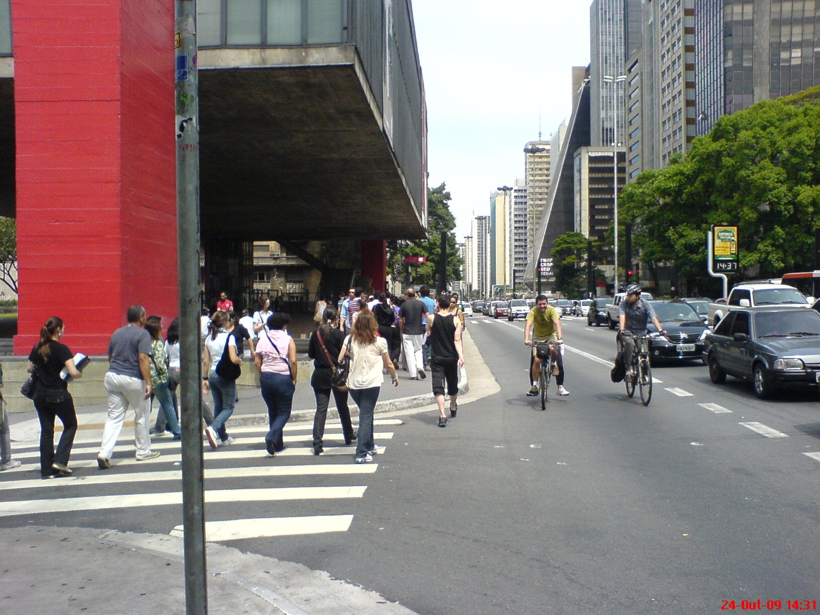 Avenida Paulista com o prédio do MASP ao fundo