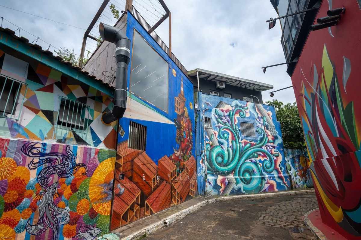 Muros grafitados no Beco do Batman, na Vila Madalena, em São Paulo (Foto: xiquinhosilva/Wikimedia Commons, CC BY 4.0)
