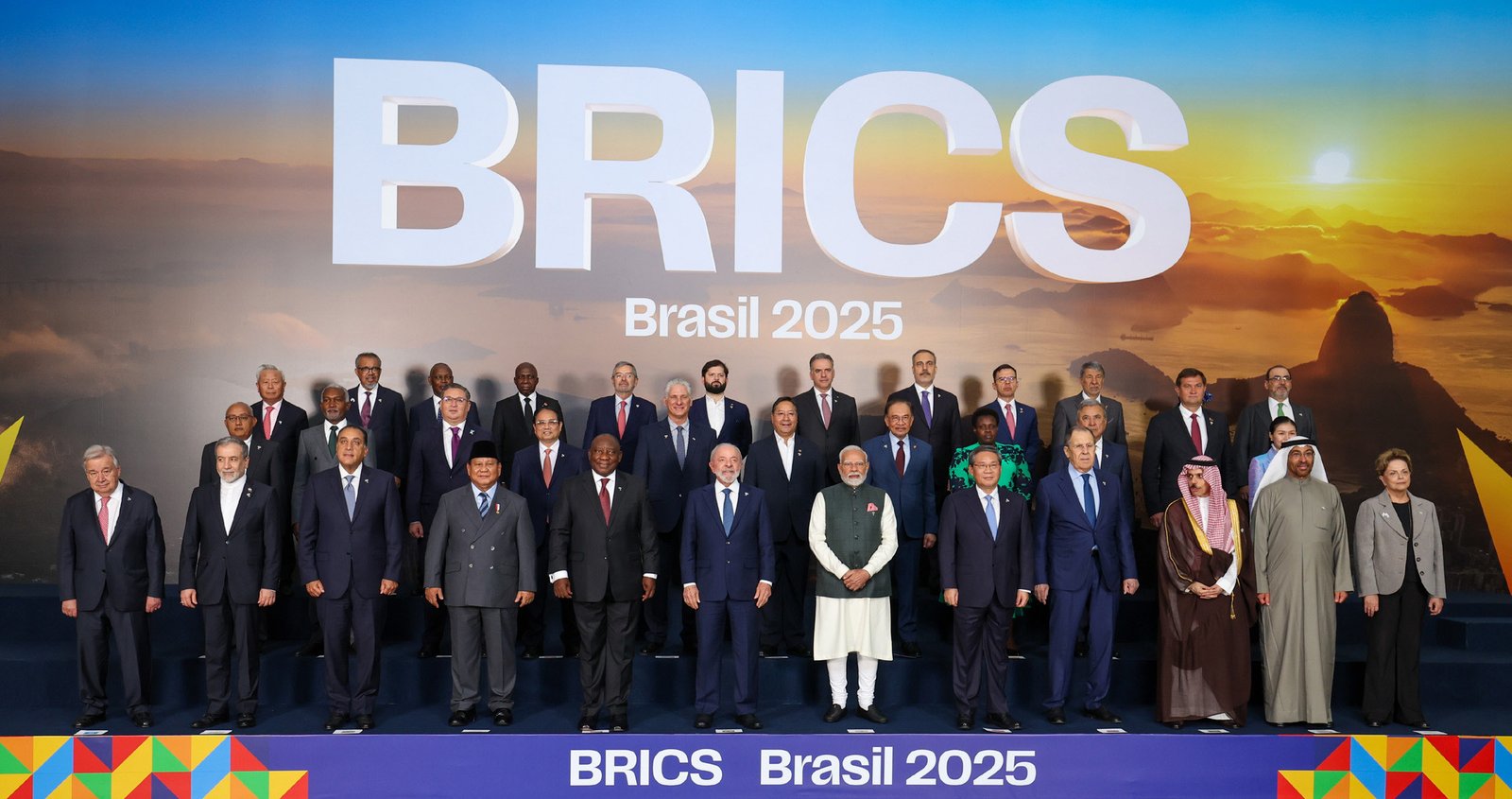 Foto oficial de líderes na cúpula do BRICS Brasil 2025, no Rio de Janeiro (Foto: PMO/Governo da Índia, Wikimedia Commons, GODL-Índia)