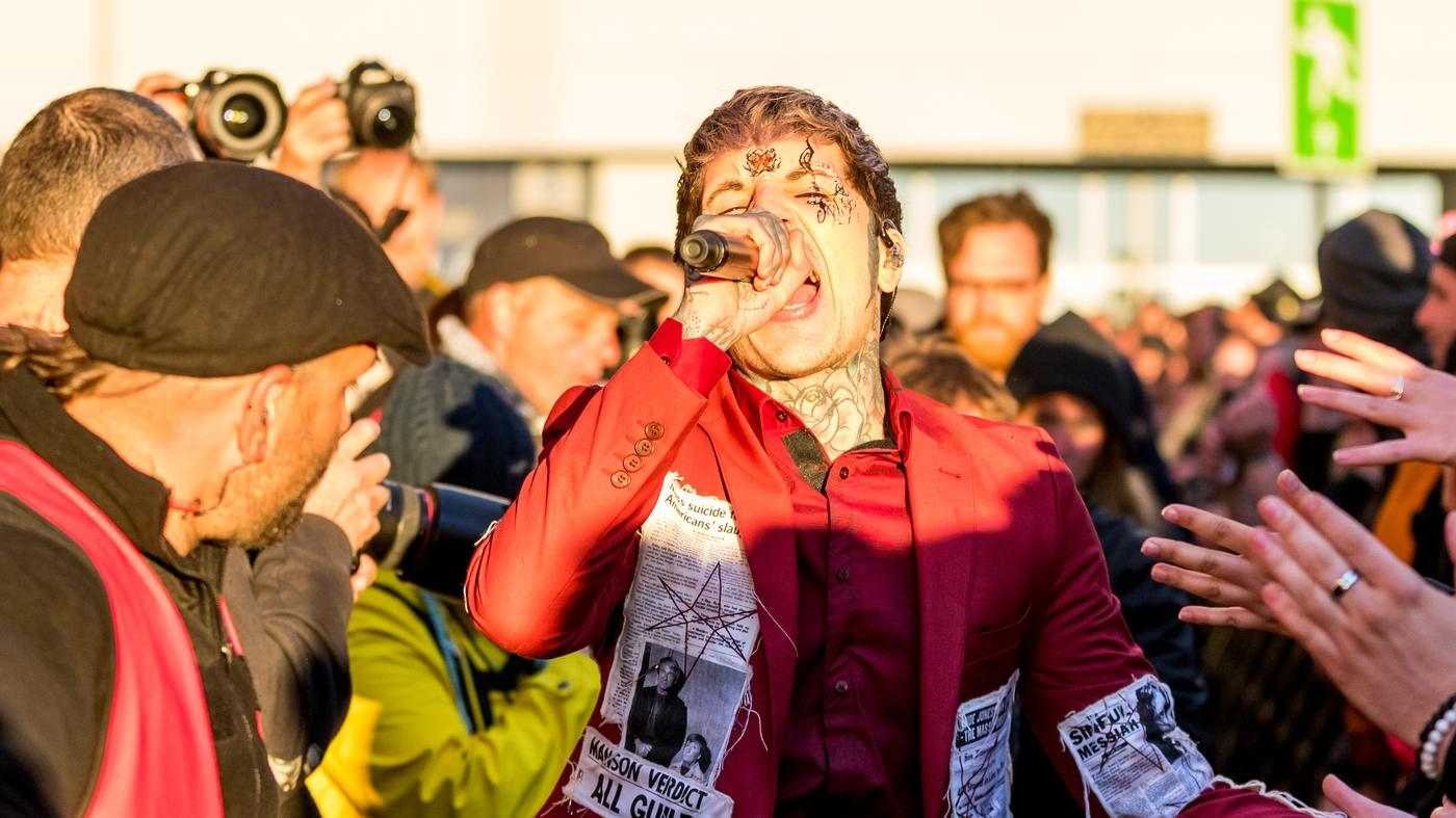 Oli Sykes, vocalista do Bring Me The Horizon, canta ao microfone cercado pelo público