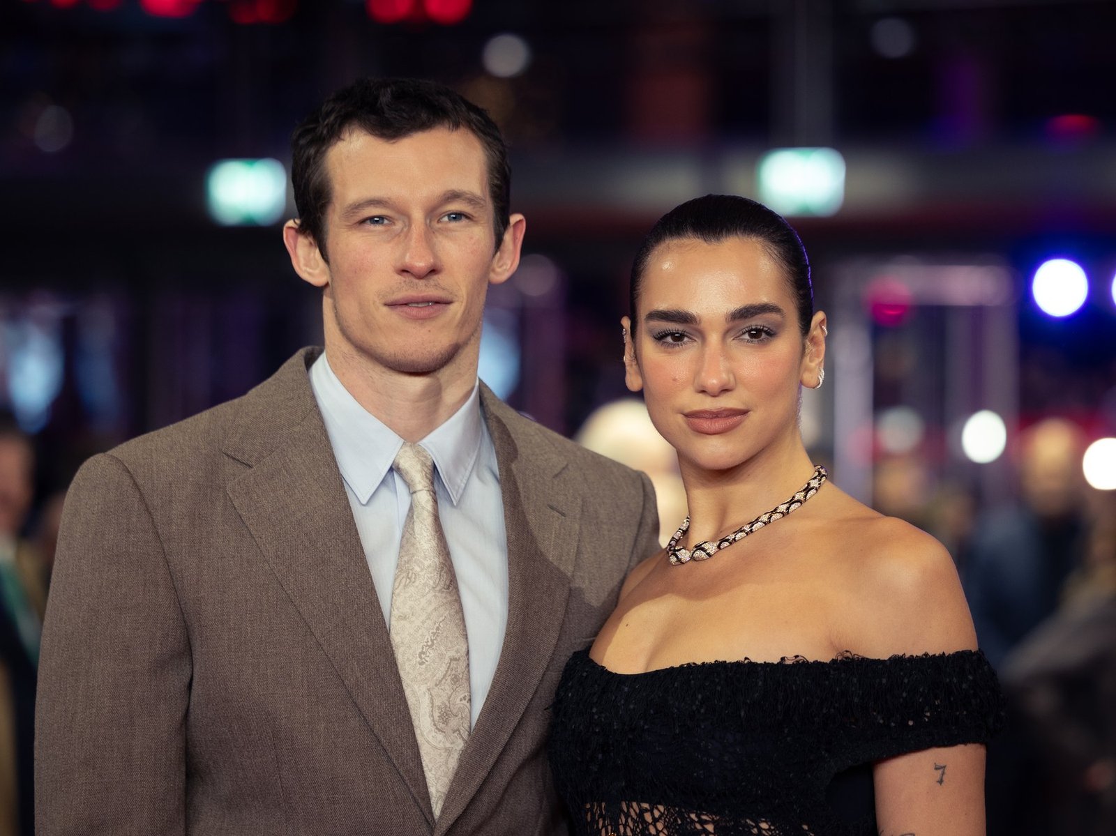 Callum Turner e Dua Lipa (Foto: Wikimedia Commons, CC BY-SA 4.0)