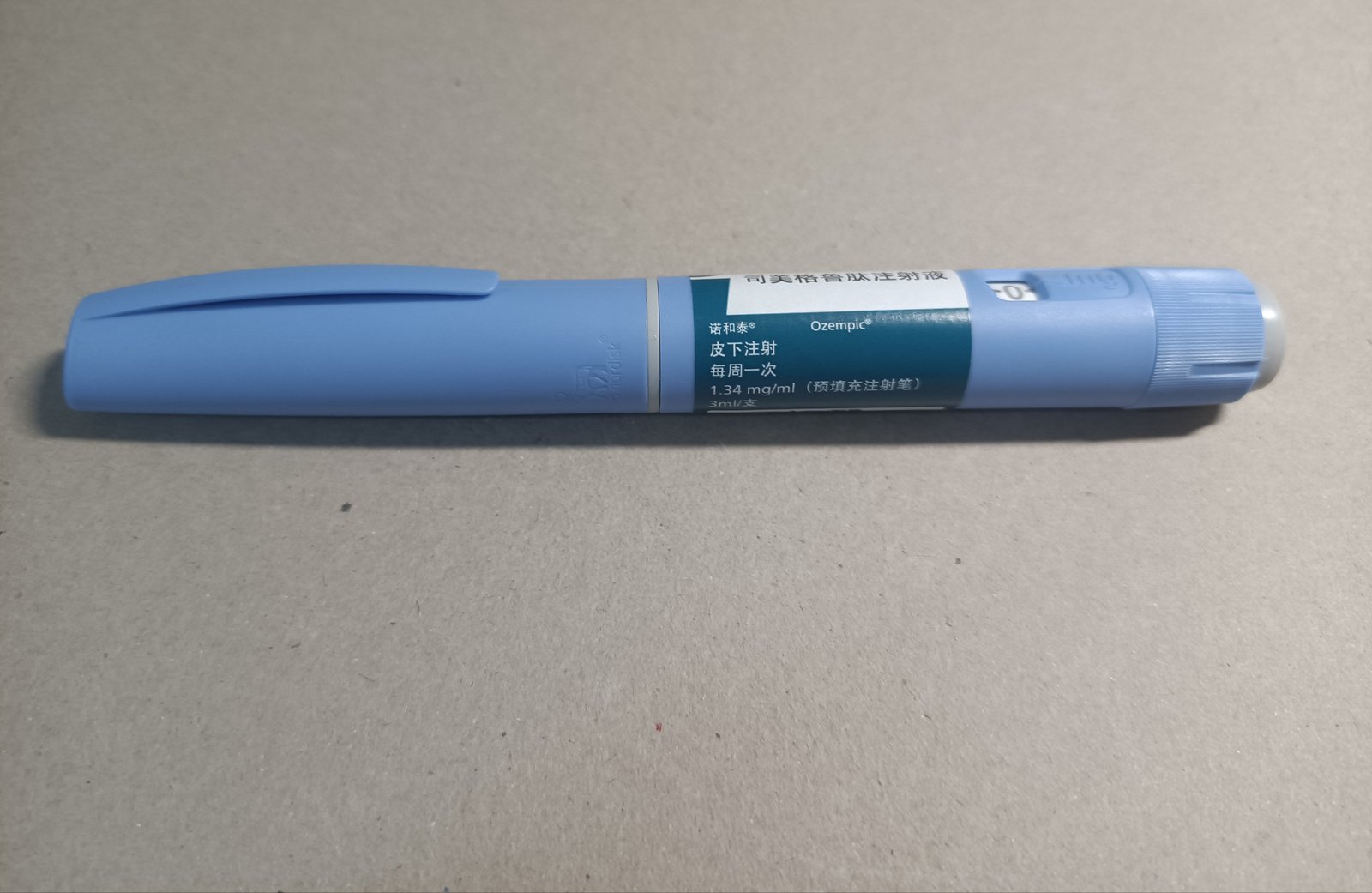 Caneta injetável de Ozempic (semaglutida) com rótulo em chinês; a mazdutida usa um dispositivo do mesmo tipo