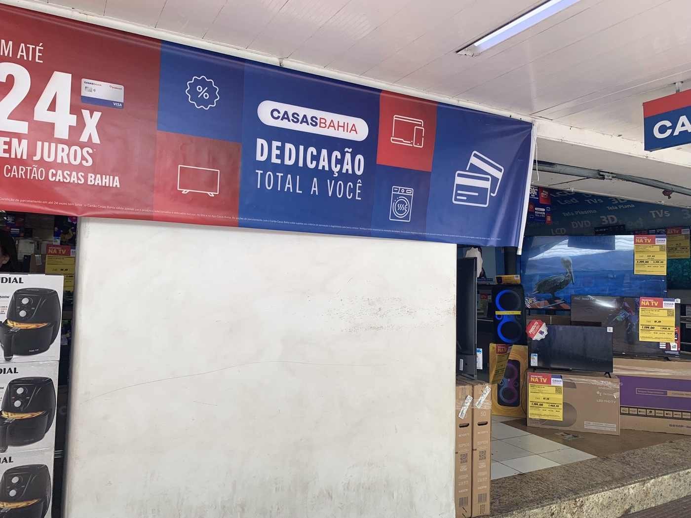 Loja da Casas Bahia com banner promocional. Foto: Vitorperrut555/Wikimedia Commons, CC BY-SA 4.0