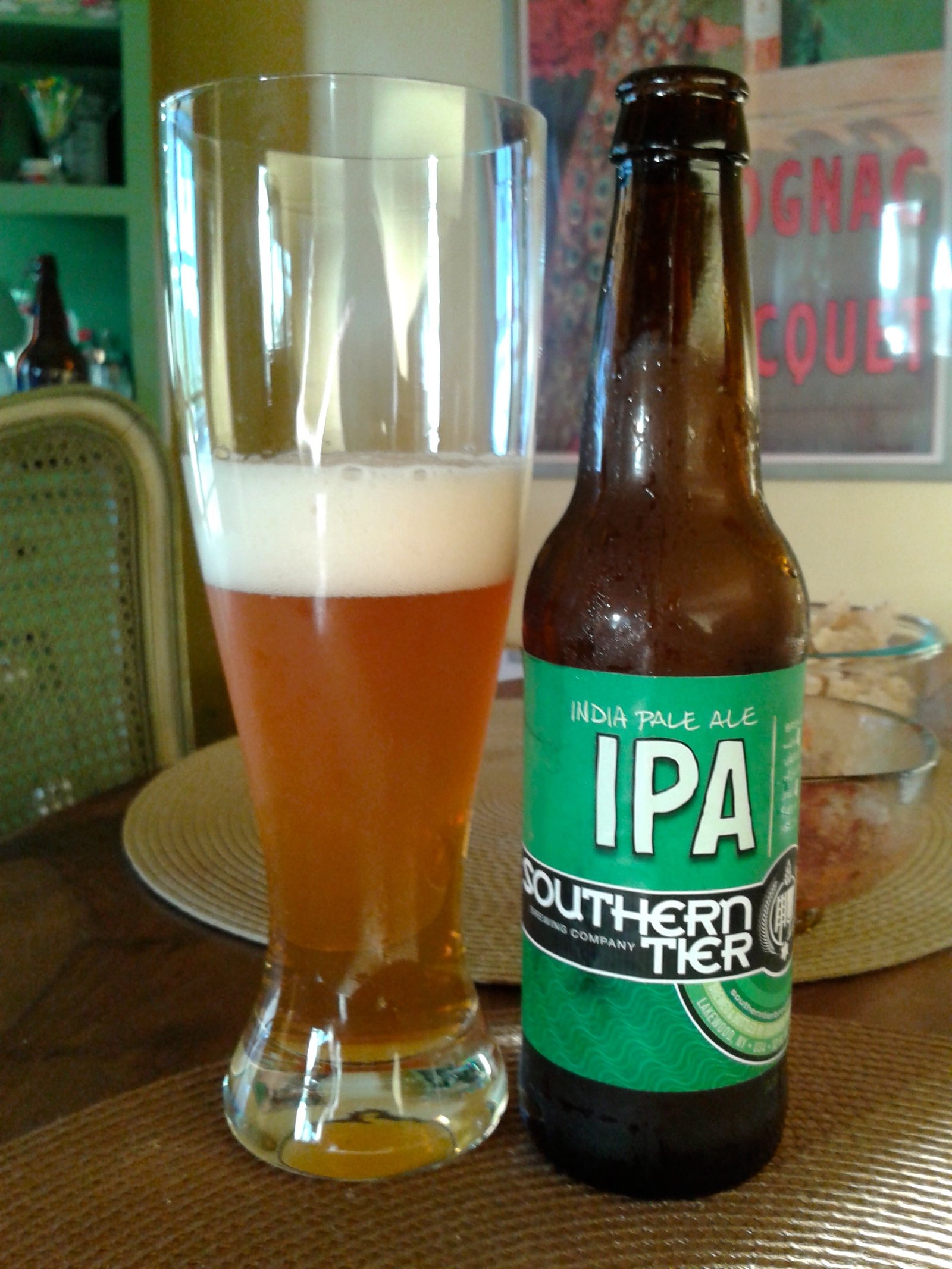 Copo de cerveja IPA e garrafa em mesa (Foto: Erik Cleves Kristensen/Wikimedia Commons, CC BY 2.0)