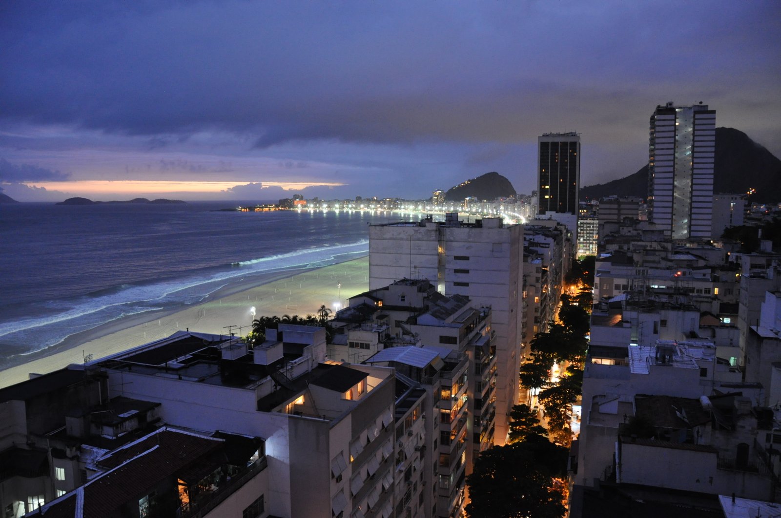 Vista noturna da praia e dos prédios de Copacabana, no Rio de Janeiro (Foto: Jorge Láscar/Wikimedia Commons, CC BY 2.0)