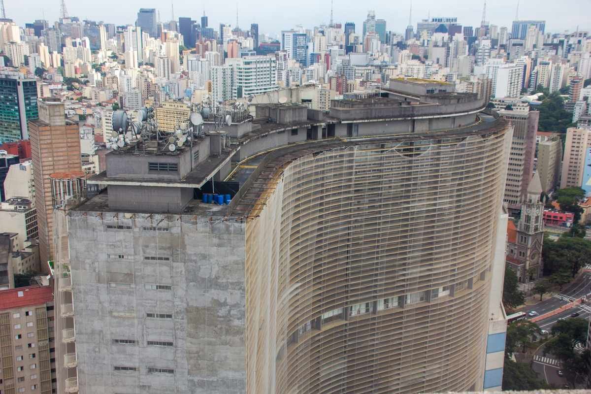 Edifício Copan e o mar de prédios do Centro de São Paulo vistos do alto do Edifício Itália (Foto: Mike Peel/Wikimedia Commons, CC BY-SA 4.0)