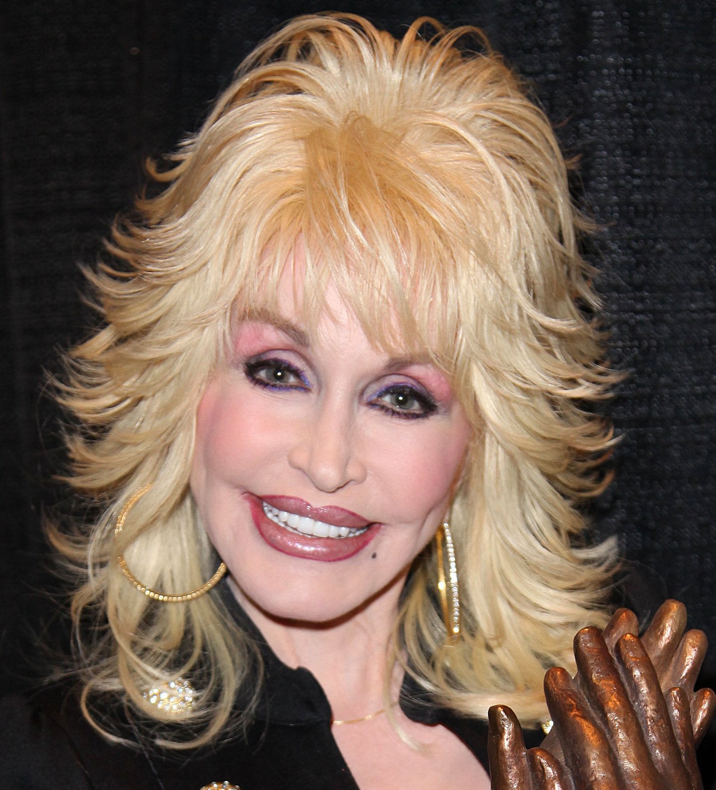 Dolly Parton sorrindo em evento público (Foto: Curtis Hilbun, Wikimedia Commons, CC BY 3.0)