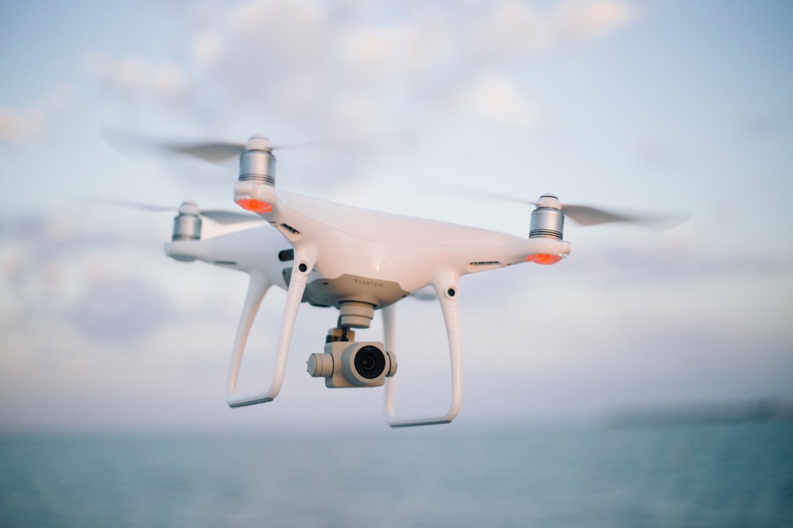 Drone quadricóptero em voo, imagem ilustrativa