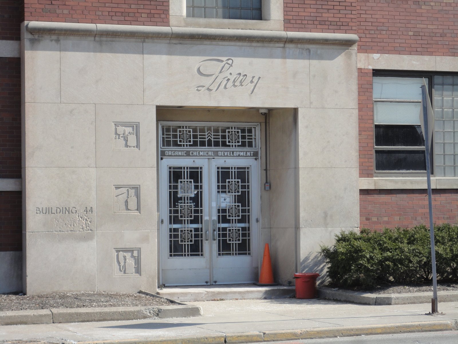 Fachada de um dos prédios da sede da Eli Lilly, com o nome da empresa gravado em pedra