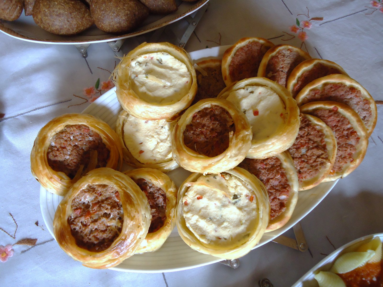 Esfihas abertas de carne e prato de quibe cru servidos em bandeja (Foto: Mauro Cateb/Wikimedia Commons, CC BY-SA 3.0)