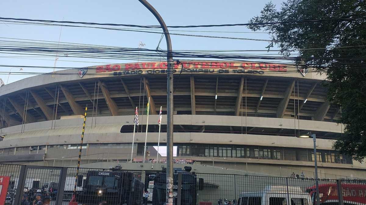 Fachada do Estádio do MorumBIS, na zona sul de São Paulo, com viaturas da Polícia Militar em frente ao portão (Foto: Mtvdanilo/Wikimedia Commons, CC BY-SA 4.0)