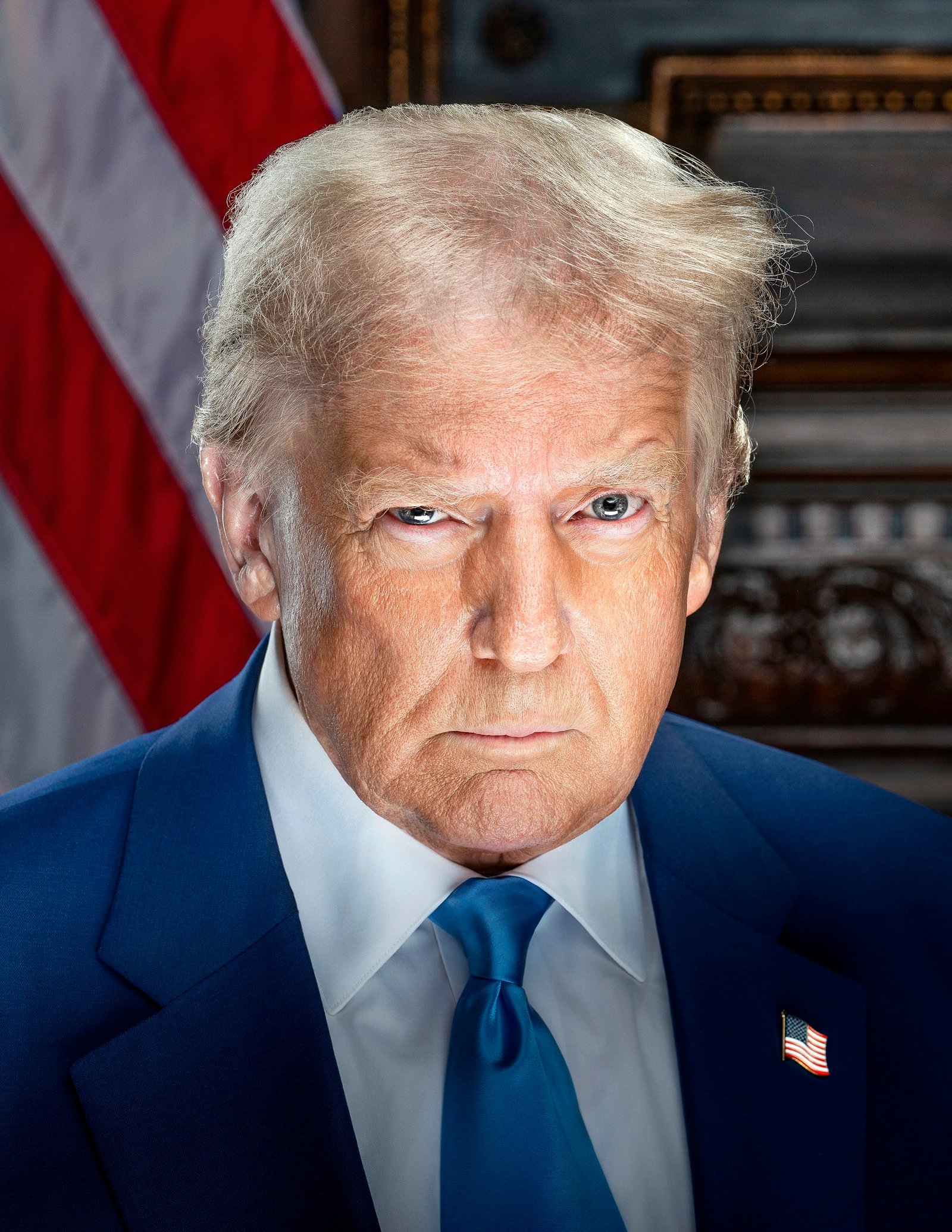 Retrato oficial do presidente dos Estados Unidos, Donald Trump, de terno azul, com a bandeira americana ao fundo