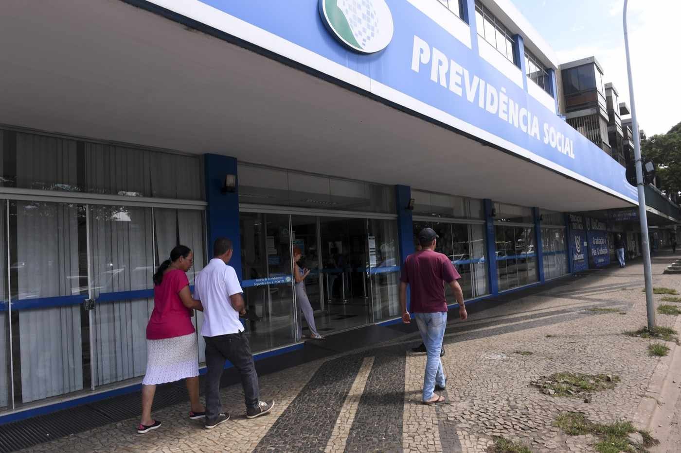 Fachada de agência da Previdência Social, com segurados entrando no prédio (Foto: Agência Senado/Wikimedia Commons, CC BY 2.0)