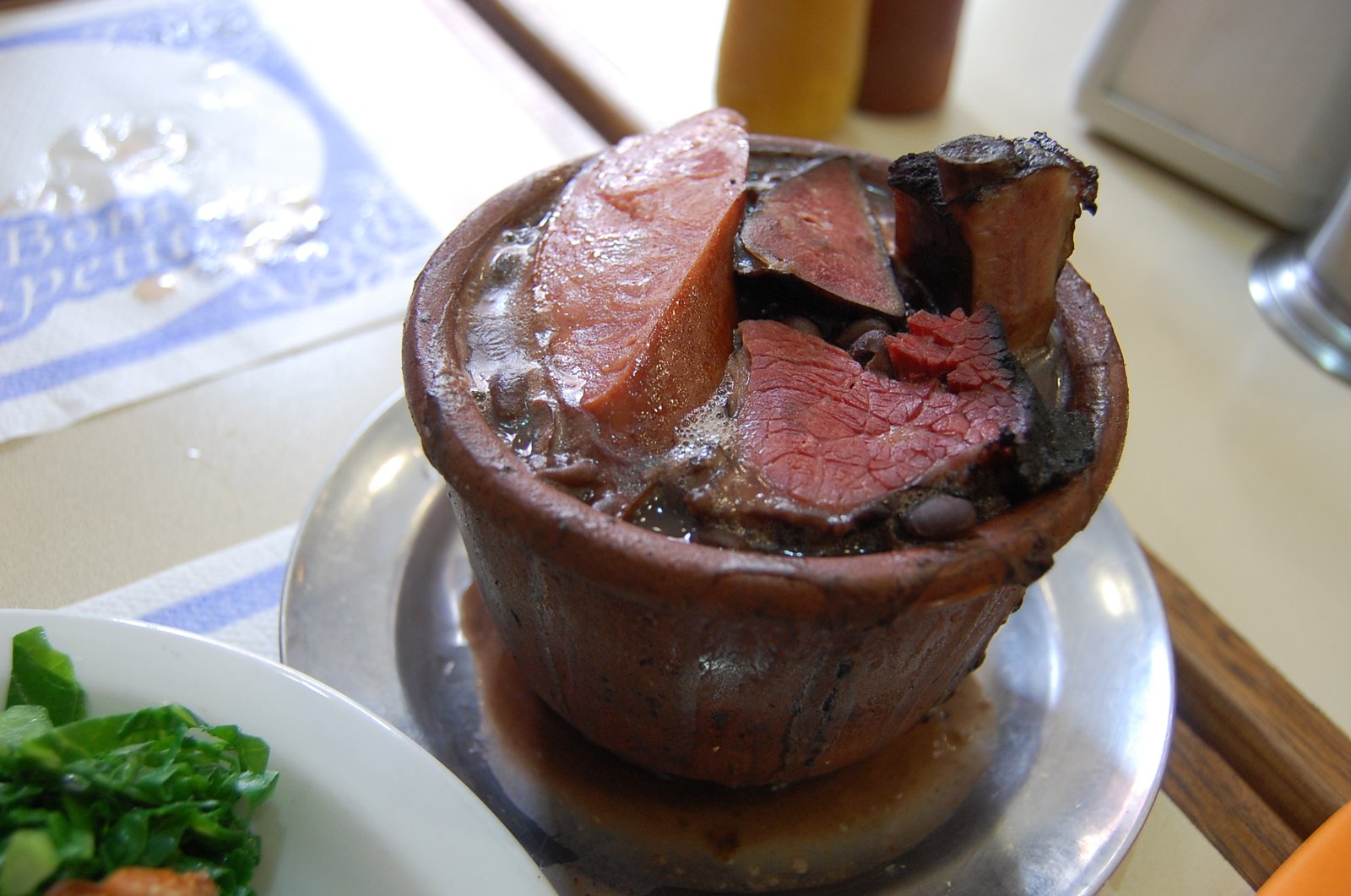 Porção de feijoada tradicional servida em panela de barro (Foto: Yusuke Kawasaki/Wikimedia Commons, CC BY 2.0)