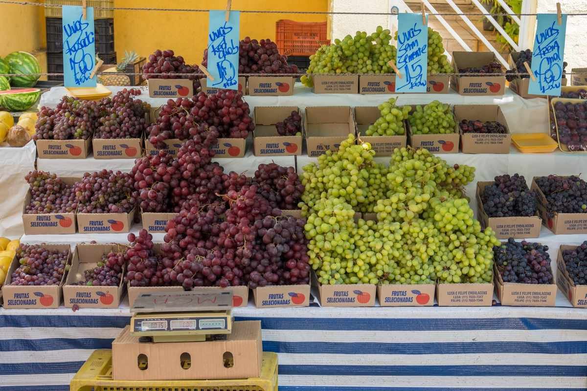 Barraca de uvas em feira livre de fim de semana no bairro da Saúde, em São Paulo (Foto: Wilfredor/Wikimedia Commons, CC BY-SA 4.0)