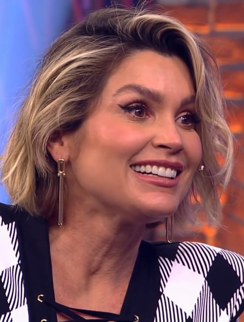 Flávia Alessandra sorrindo durante entrevista de TV (Foto: Multishow/YouTube via Wikimedia Commons, CC BY 3.0)