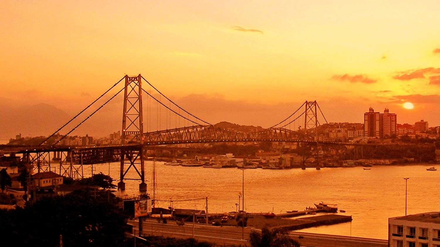Ponte Hercílio Luz ao pôr do sol, cartão-postal de Florianópolis