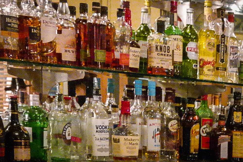 Prateleiras de bar com garrafas de bebidas destiladas (Foto: Visitor7/Wikimedia Commons, CC BY-SA 3.0)