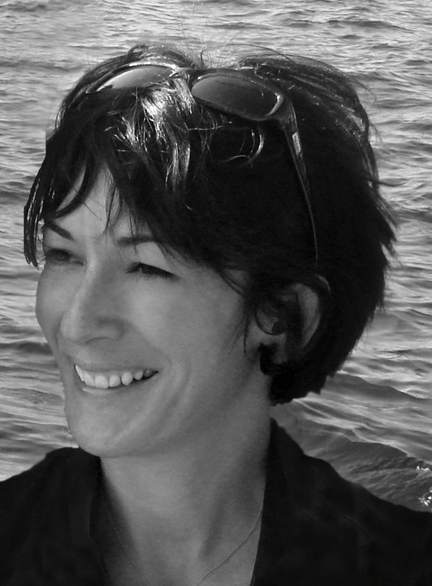 Ghislaine Maxwell sorrindo em retrato ao ar livre, com óculos de sol sobre a cabeça e o mar ao fundo