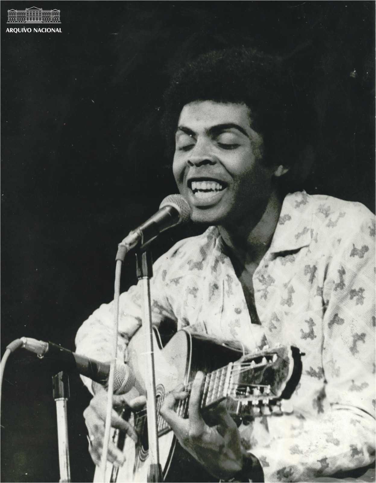 Gilberto Gil em outubro de 1972, durante o casamento com Sandra Gadelha (Foto: Acervo Arquivo Nacional, Wikimedia Commons, domínio público)