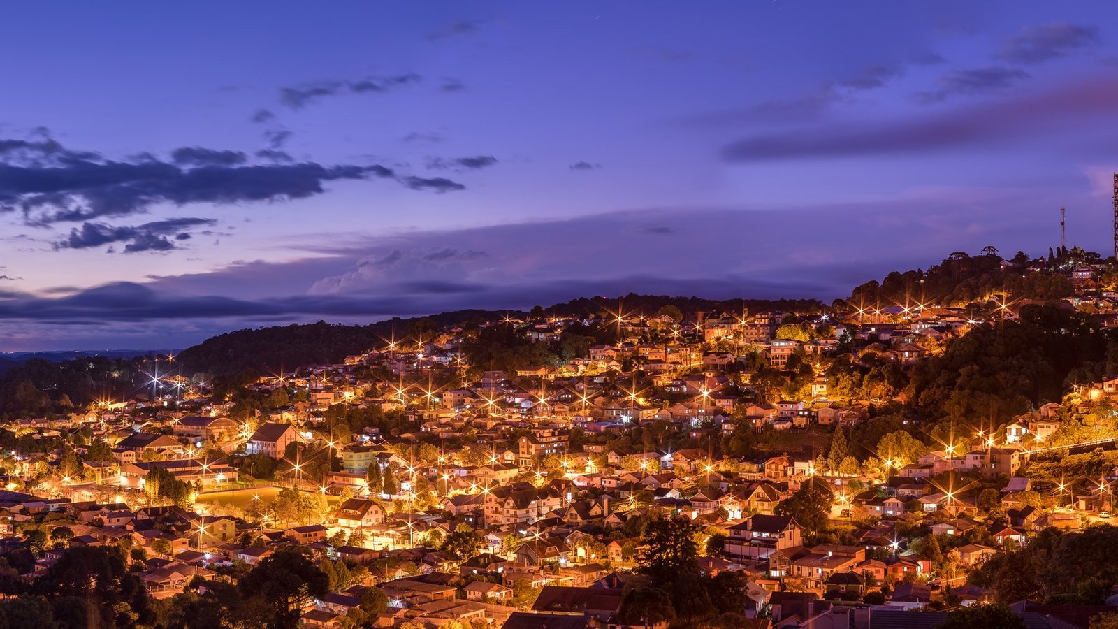 Centro de Gramado iluminado à noite