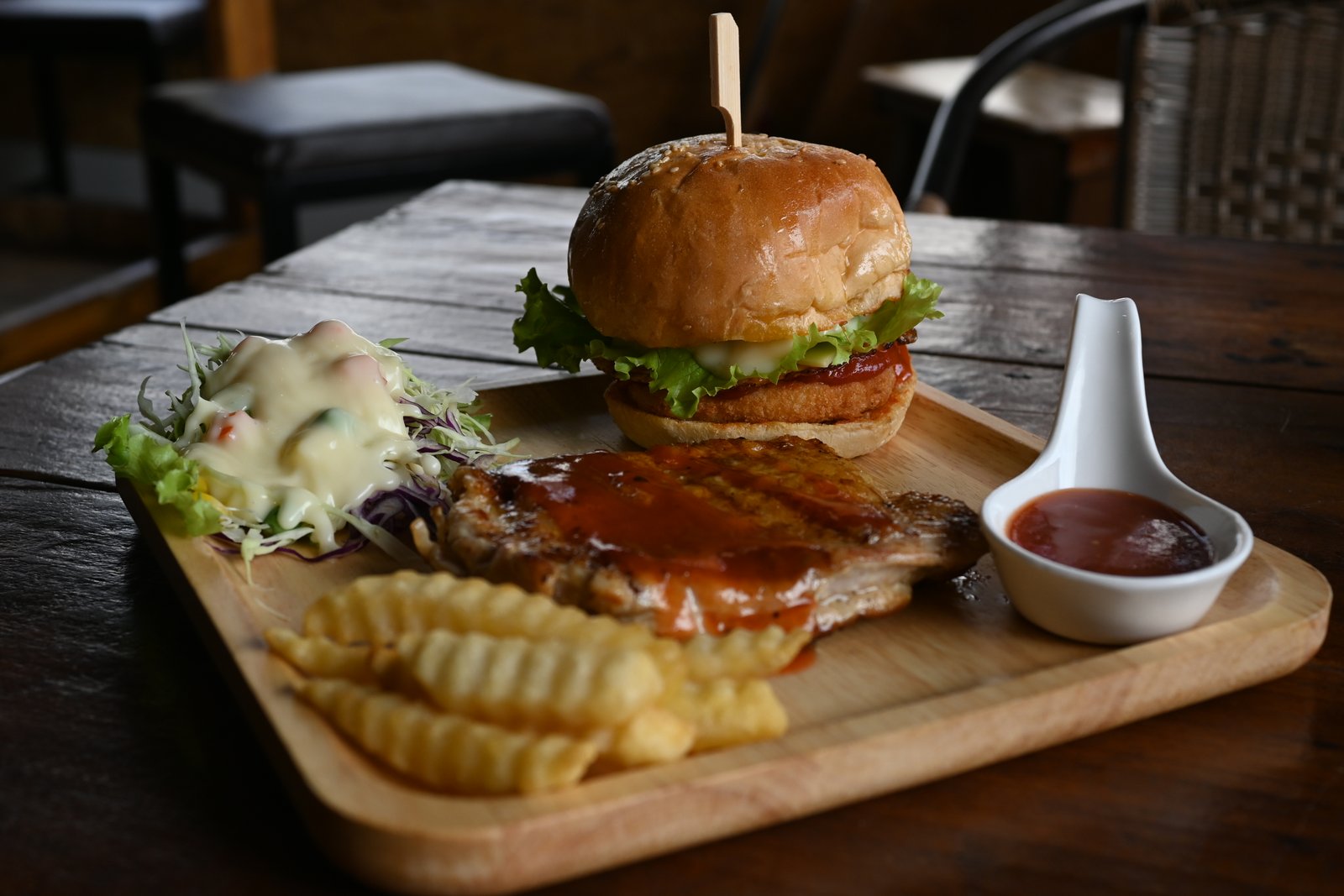 Hambúrguer com batata frita servido em tábua de madeira, prato família em restaurante (Foto: Pattaya Patrol/Wikimedia Commons, CC BY-SA 4.0)