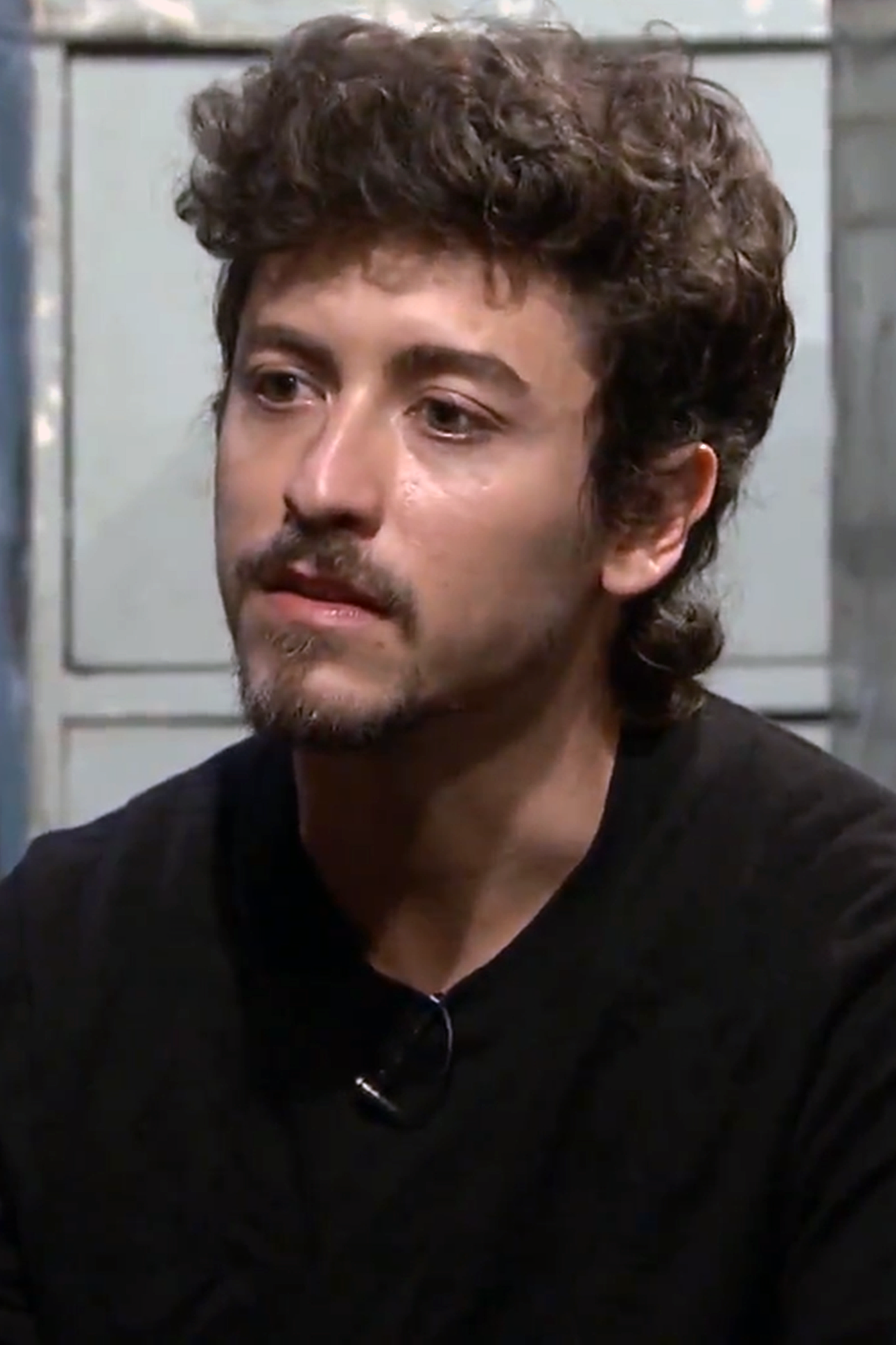 Jesuíta Barbosa durante entrevista de TV (Foto: TV Brasil/Wikimedia Commons, CC BY 3.0)