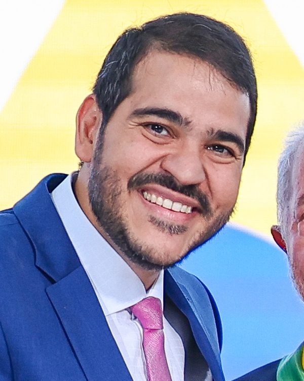 Jorge Messias, advogado-geral da União, sorri em cerimônia oficial no Palácio do Planalto